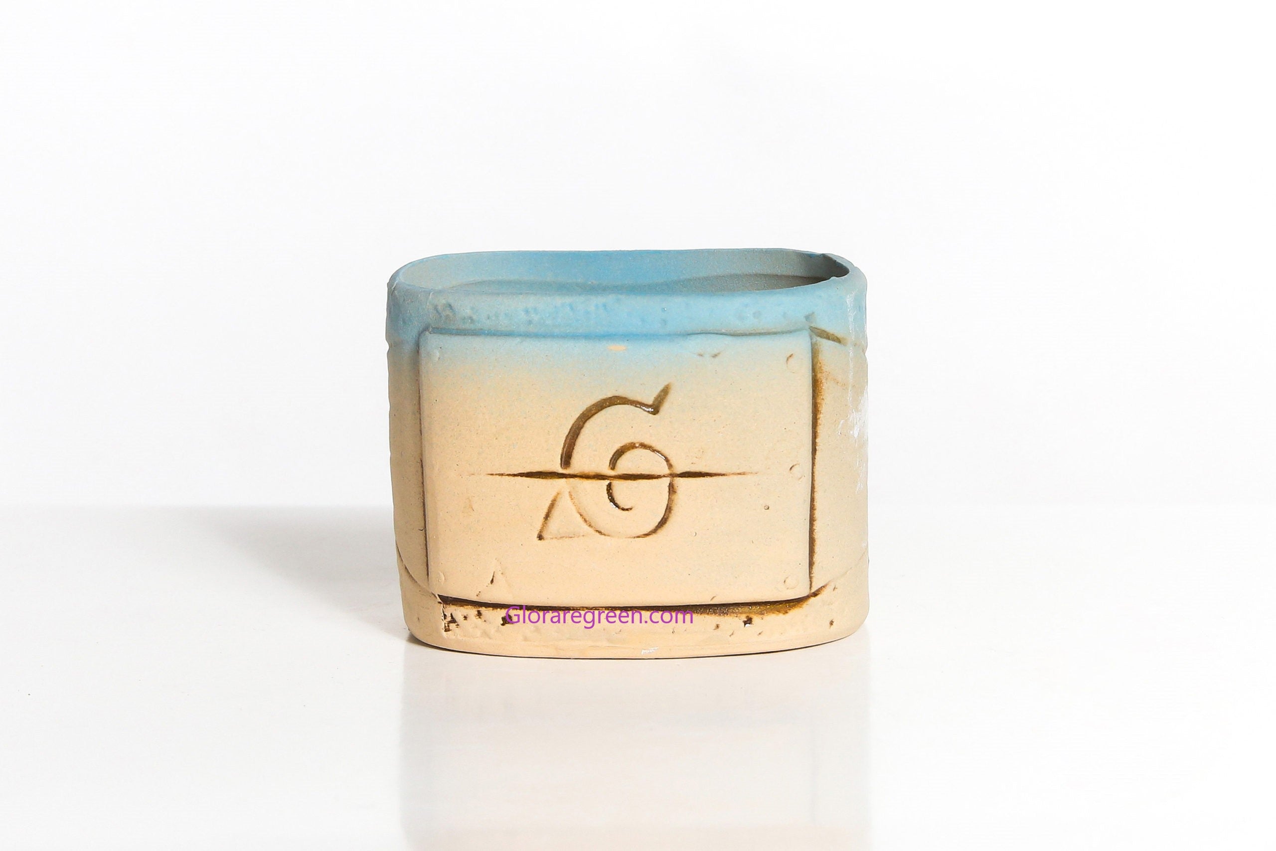 GRGP2511 8.5x6cm Pot w/ drainage hole